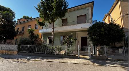 SOLUZIONE BIFAMILIARE ZONA CENTRALE DI FALCONARA