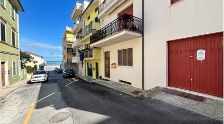 TRILOCALE AL PIANO TERRA CON GARAGE E CANTINA E CORTE