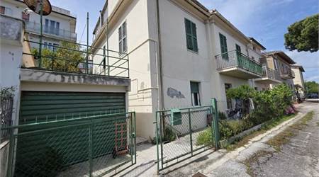 Falconara: Casa Indipendente con Vista Mare – Ideale per Due Famiglie!
