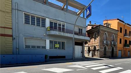 Prestigiosa villa fronte mare con corte e ampi garage